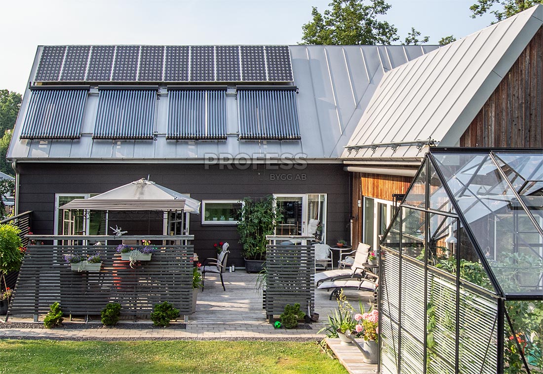 Bandtäckt plåttak på ett passivhus i Ronneby med solpaneler och PVT solceller